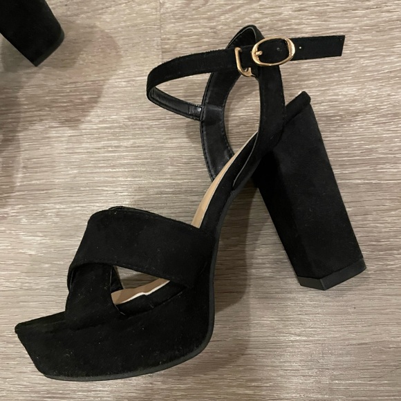 Black high heels (new) - Picture 2 of 2